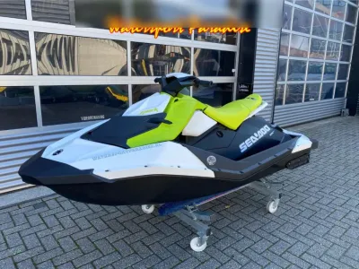 waterscooter buiten bij showroom