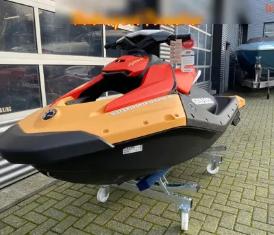 waterscooter buiten bij watersportwinkel