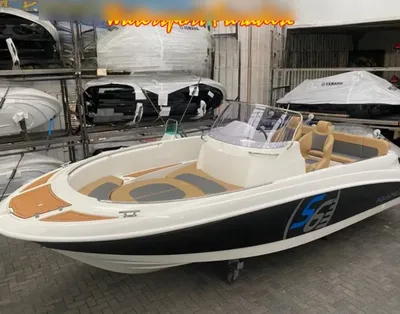 sloep in opslaghal met zitplaatsen