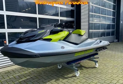 waterscooter op bok voor bedrijfspand
