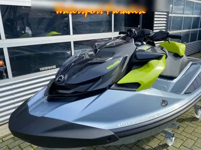 waterscooter bij garage op oprit