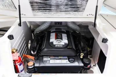 motorruimte van een boot met zicht op de motor