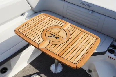 houten tafel met kussens in bootinterieur