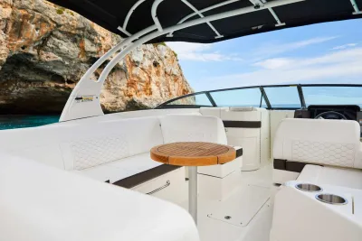 Interieur van boot met zitgedeelte en houten tafel