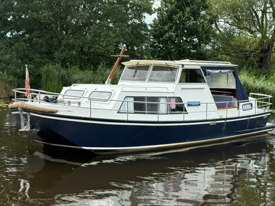 motorboot op rustig binnenwater