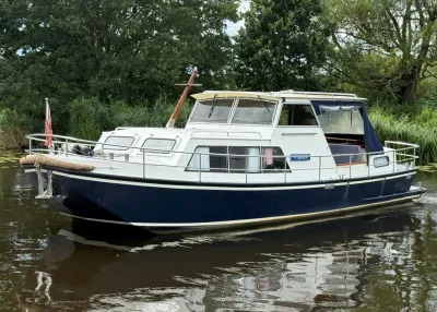 motorboot op rustig water langs groene oever
