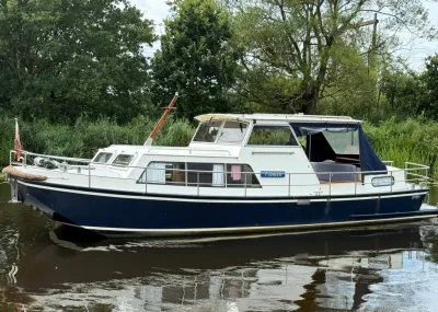 motorjacht in het water bij rietkraag