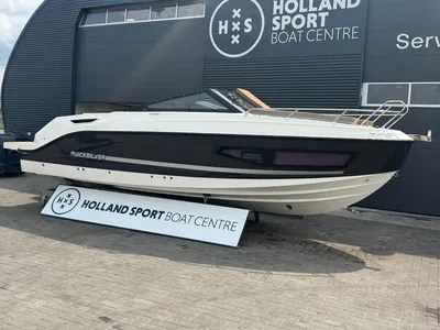 boot op bok voor bedrijfspand