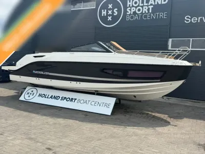 boot op bok voor bedrijfspand
