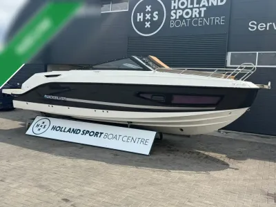 motorboot buiten voor bootcentrum