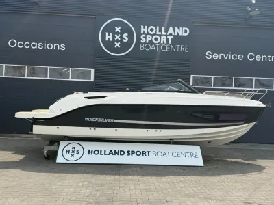 motorboot buiten bij botenwinkel