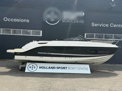 motorboot naast bedrijfsgebouw