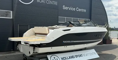 motorboot op trailer bij servicecentrum