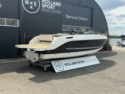 motorboot op stelling bij servicecentrum