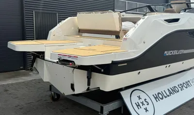 motorboot op display voor servicecentrum