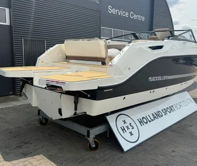 motorboot op land bij servicecentrum