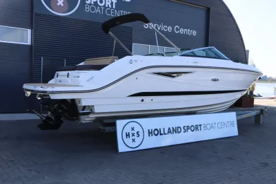witte sportboot op trailer bij servicecentrum