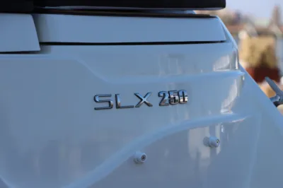 achterkant van witte boot met chromen embleem