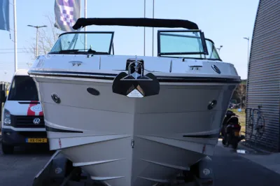 voorkant van boot op trailer