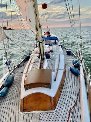 zeiljacht dek met horizon en bemanning