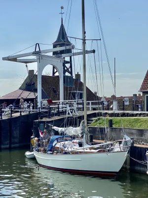 zeiljacht aangemeerd bij ophaalbrug en toren
