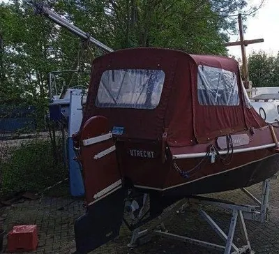 kleine boot op bok op parkeerterrein