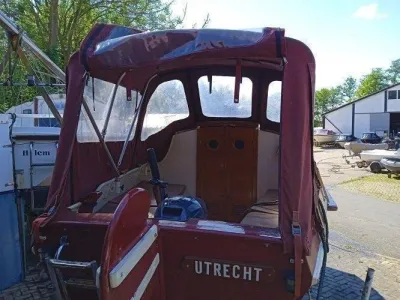 achteraanzicht van kleine boot met kap