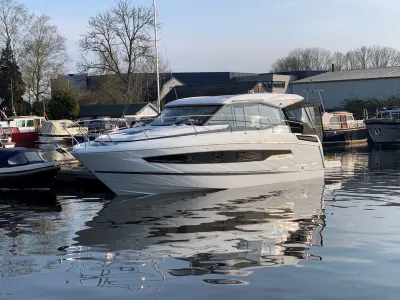 motorjacht afgemeerd in jachthaven