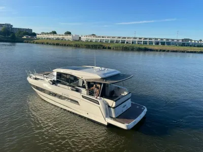 motorjacht op rivier met gebouwen op oever