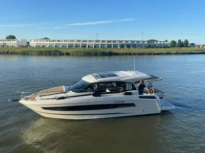 motorjacht op rivier met twee personen