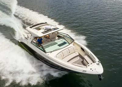 snel motorboot vaart over open water