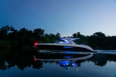 motorjacht op spiegelend water bij schemering