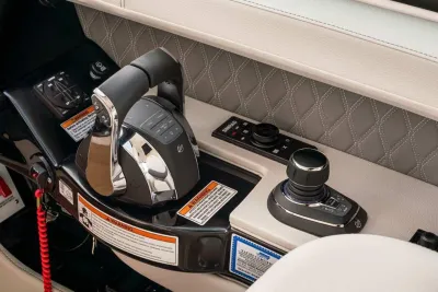 Close-up van stuur- en gasknoppen in cockpit