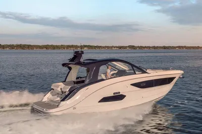 motorjacht varend op open water