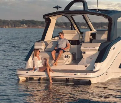 Achterdek van motorjacht met twee personen