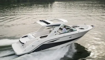 motorboot varend op rustig water