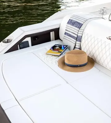achterdek met wit zonnedek, hoed en deken