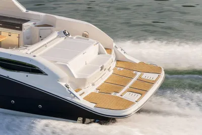 Achterdek en zwemplatform van een boot