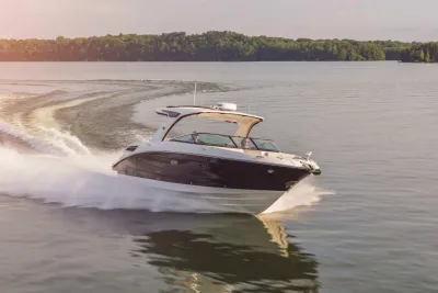 motorboot varend op rustig meer