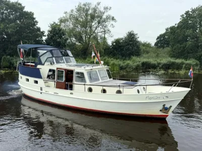 motorjacht op water met bomen op achtergrond