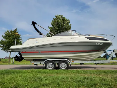 motorboot op trailer, zijaanzicht
