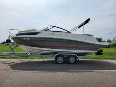 motorboot op trailer langs weg
