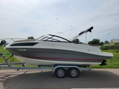 speedboot op trailer langs de weg
