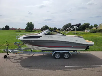motorboot op trailer langs weg