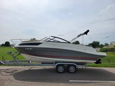 motorboot op trailer langs weg