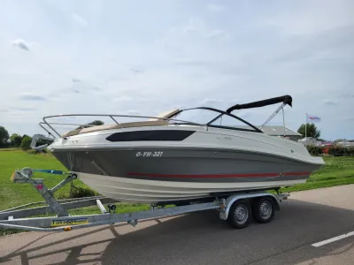 motorboot op trailer langs weg