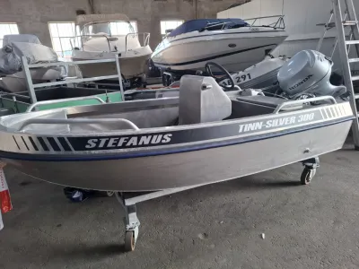 kleine aluminium open boot in loods