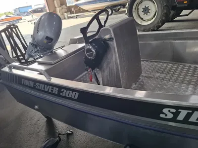 aluminium boot in loods met buitenboordmotor