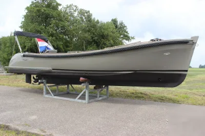 boot op stelling buiten met Nederlandse vlag