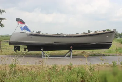 sloep op bok naast weg